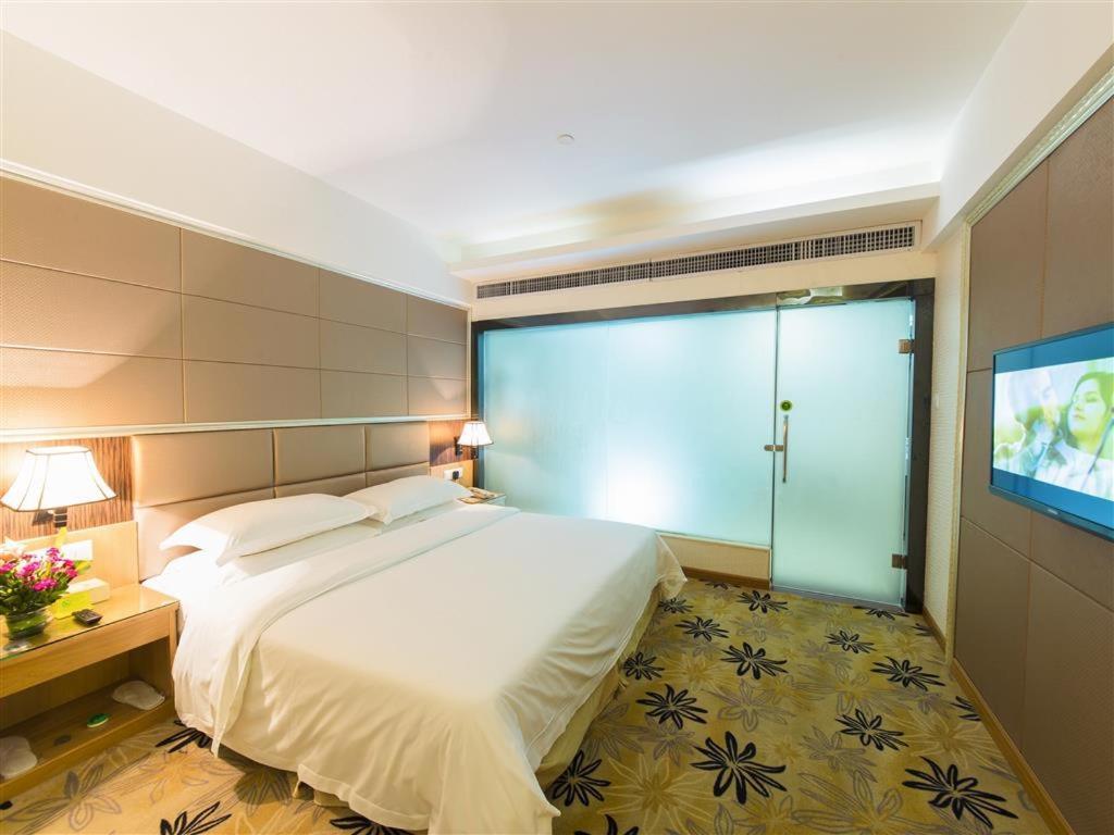Vienna Hotel Zhanjiang Coast Avenue Екстериор снимка
